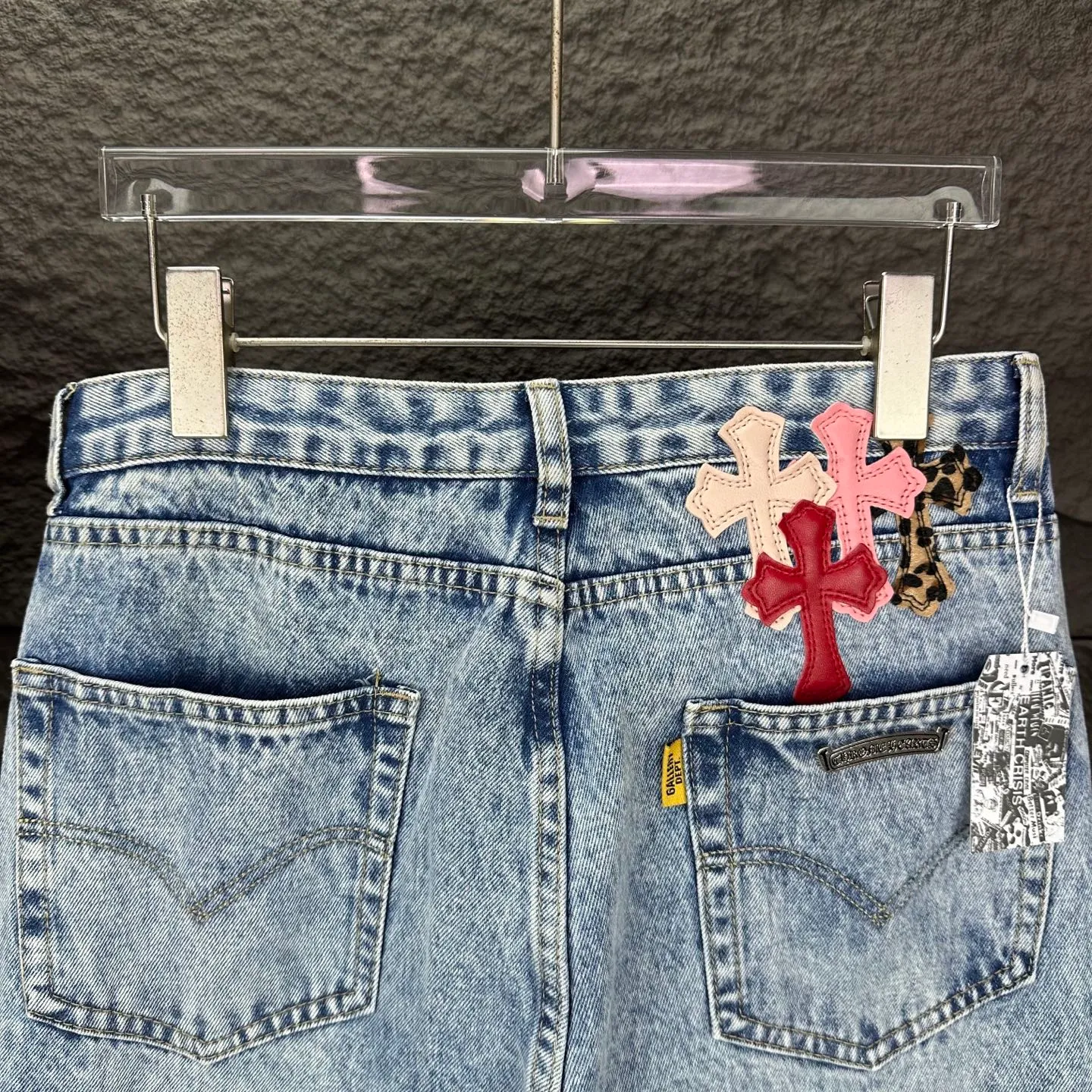 P280 GALLERY DEPT. & Croixin co-branded 2025 new limited edition spliced ​​trousers pink leopard print cross patch leather couple style bootcut jeans 🔥high version🔥high version🔥 top ceiling quality styles with different washed textures, very friendly to people with thin legs and thick legs, the bootcut version is very flattering leg shape timeless moderate length, easy and casual to match, basic styling for various styles, a must-have in the wardrobe! The fabric is stiff but also makes the upper body soft without losing texture. The washing process is even more perfect. It is a must-have item for everyone! ! ! Washed wheat, hang tag, pants label, three complete labels, color: blue, size: 28, 30, 32, 34, 36 (five sizes)